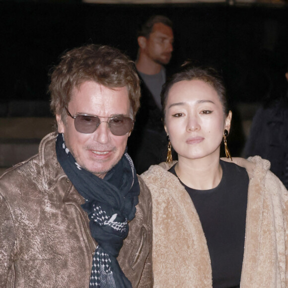 Jean Michel Jarre et sa compagne Gong Li arrivent au défilé "Walk Your Worth" By L'Oreal à l'Ecole Militaire lors de la fashion week PAP femme printemps / été 2023 le 2 octobre 2022. Christophe Aubert via Bestimage 