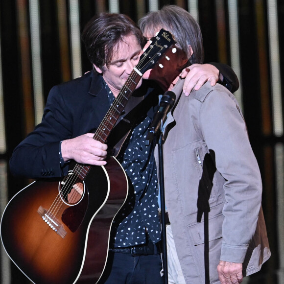 Thomas Dutronc et Jacques Dutronc (Victoire d'honneur) lors de la 37ème cérémonie des Victoires de la musique à la Seine musicale de Boulogne-Billancourt, le 11 février 2022. © Guirec Coadic/Bestimage 