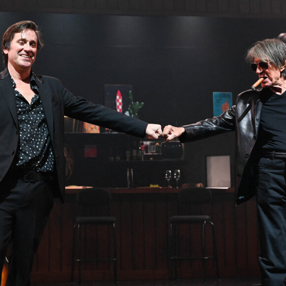 Jacques Dutronc et Thomas Dutronc en showcase de leur tournée "Dutronc & Dutronc" au Centre Evénementiel de Courbevoie le 11 avril 2022. Jacques et Thomas Dutronc se rejoignent sur scène pour une tournée unique ! Père et fils, monstres sacrés de la scène française, vous donnent rendez-vous pour des concerts exceptionnels sous le signe du partage et de la complicité. Deux artistes hors du commun à retrouver sur les routes de France. © Coadic Guirec/Bestimage