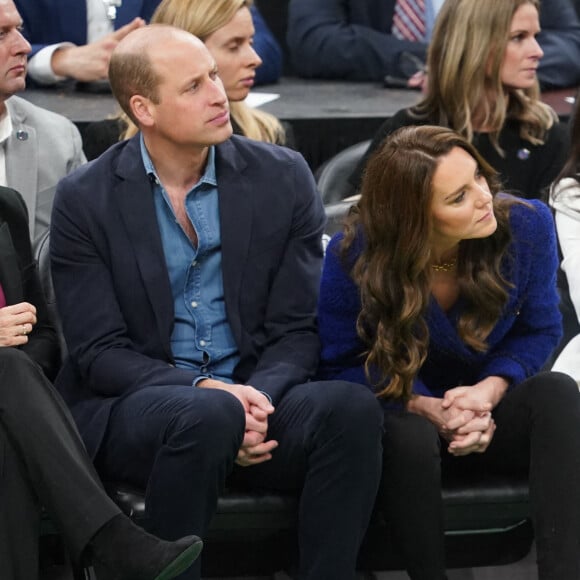 Le prince de Galles William et Kate Catherine Middleton, princesse de Galles, lors du match de basket "Boston Celtics vs Miami Heat" à Boston. Le 30 novembre 2022 