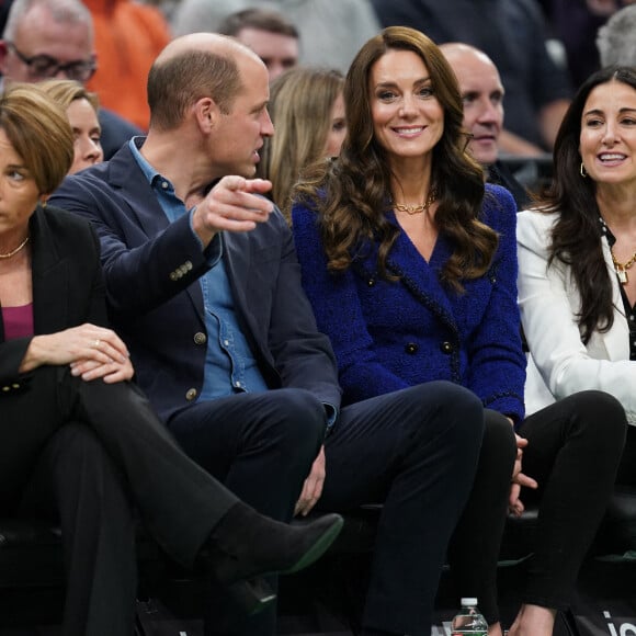 Le prince de Galles William et Kate Catherine Middleton, princesse de Galles, lors du match de basket "Boston Celtics vs Miami Heat" à Boston. Le 30 novembre 2022 