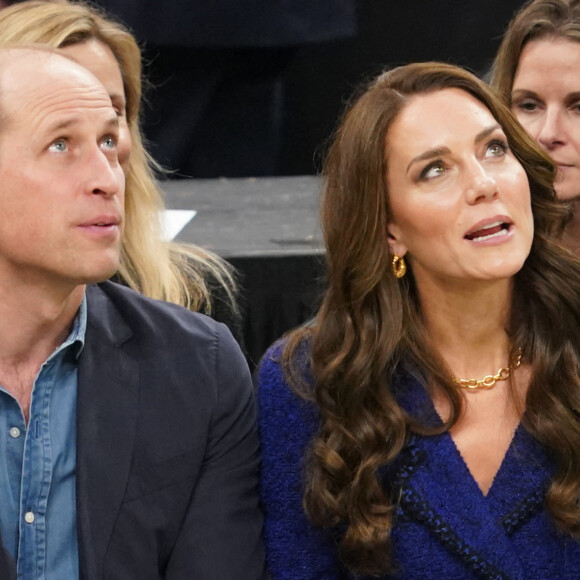 Le prince William, prince de Galles, et Catherine (Kate) Middleton, princesse de Galles, assistent au match de NBA "Boston Celtics - Miami Heat" au TD Garden à Boston, le 30 novembre 2022. 