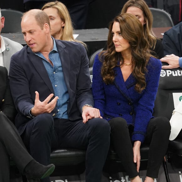 Le prince William, prince de Galles, et Catherine (Kate) Middleton, princesse de Galles, assistent au match de NBA "Boston Celtics - Miami Heat" au TD Garden à Boston, le 30 novembre 2022. 