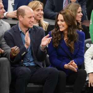 Le prince William, prince de Galles, et Catherine (Kate) Middleton, princesse de Galles, assistent au match de NBA "Boston Celtics - Miami Heat" au TD Garden à Boston, le 30 novembre 2022. 