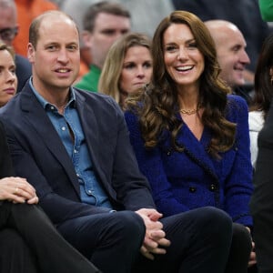 Le prince William, prince de Galles, et Catherine (Kate) Middleton, princesse de Galles, assistent au match de NBA "Boston Celtics - Miami Heat" au TD Garden à Boston, le 30 novembre 2022. 