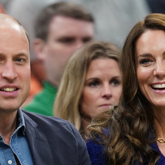 Le prince William, prince de Galles, et Catherine (Kate) Middleton, princesse de Galles, assistent au match de NBA "Boston Celtics - Miami Heat" au TD Garden à Boston, le 30 novembre 2022. 