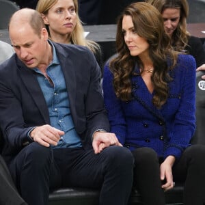 Le prince William, prince de Galles, et Catherine (Kate) Middleton, princesse de Galles, assistent au match de NBA "Boston Celtics - Miami Heat" au TD Garden à Boston, le 30 novembre 2022. 