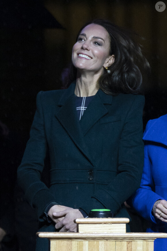 Le prince de Galles William et Kate Catherine Middleton, princesse de Galles, la gouverneure Maura Healy et la maire Michelle Wu, lors de l'illumination de l'Hôtel de Ville à l'occasion de la remise du prix "Earthshot Prize Awards" à Boston. Le 30 novembre 2022 