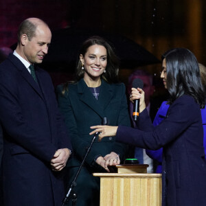 Le prince de Galles William et Kate Catherine Middleton, princesse de Galles, la gouverneure Maura Healy et la maire Michelle Wu, lors de l'illumination de l'Hôtel de Ville à l'occasion de la remise du prix "Earthshot Prize Awards" à Boston. Le 30 novembre 2022 