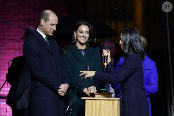 Le prince de Galles William et Kate Catherine Middleton, princesse de Galles, la gouverneure Maura Healy et la maire Michelle Wu, lors de l'illumination de l'Hôtel de Ville à l'occasion de la remise du prix "Earthshot Prize Awards" à Boston. Le 30 novembre 2022 