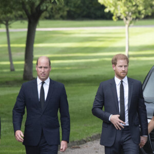 Le prince de Galles William, la princesse de Galles Kate Catherine Middleton, le prince Harry, duc de Sussex, Meghan Markle, duchesse de Sussex à la rencontre de la foule devant le château de Windsor, suite au décès de la reine Elisabeth II d'Angleterre. Le 10 septembre 2022 