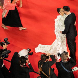 Nabilla Benattia (enceinte) et son mari Thomas Vergara - Montée des marches du film "Stars At Noon" lors du 75e Festival de Cannes. Le 25 mai 2022. © Pool / Bestimage