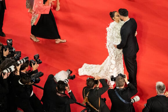 Nabilla Benattia (enceinte) et son mari Thomas Vergara - Montée des marches du film "Stars At Noon" lors du 75e Festival de Cannes. Le 25 mai 2022. © Pool / Bestimage