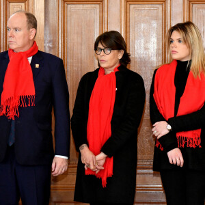 Le prince Albert II de Monaco, la princesse Stéphanie et sa fille Camille Gottlieb ont participé au déploiement des "Courtepointes" en mémoire des victimes du SIDA, au Musée Océanographique de Monaco.