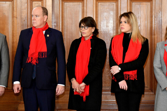 Le prince Albert II de Monaco, la princesse Stéphanie et sa fille Camille Gottlieb ont participé au déploiement des "Courtepointes" en mémoire des victimes du SIDA, au Musée Océanographique de Monaco.