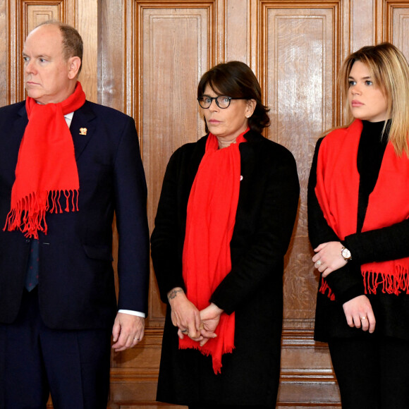 Le prince Albert II de Monaco, la princesse Stéphanie et sa fille Camille Gottlieb ont participé au déploiement des "Courtepointes" en mémoire des victimes du SIDA, au Musée Océanographique de Monaco.