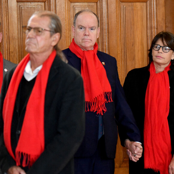 Le prince Albert II de Monaco, la princesse Stéphanie et sa fille Camille Gottlieb ont participé au déploiement des "Courtepointes" en mémoire des victimes du SIDA, au Musée Océanographique de Monaco, le 1er décembre 2022.