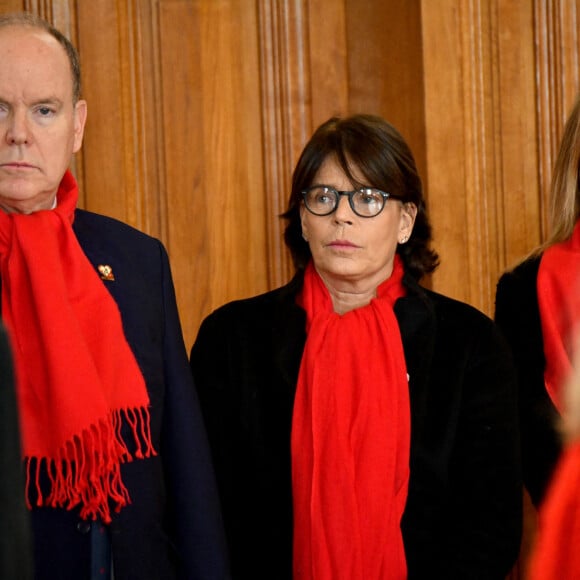 Le prince Albert II de Monaco, la princesse Stéphanie et sa fille Camille Gottlieb ont participé au déploiement des "Courtepointes" en mémoire des victimes du SIDA, au Musée Océanographique de Monaco, le 1er décembre 2022.