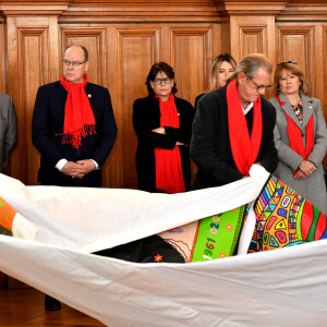 Le prince Albert II de Monaco, la princesse Stéphanie et sa fille Camille Gottlieb ont participé au déploiement des "Courtepointes" en mémoire des victimes du SIDA, au Musée Océanographique de Monaco, le 1er décembre 2022.