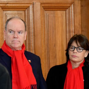 Le prince Albert II de Monaco, la princesse Stéphanie et sa fille Camille Gottlieb ont participé au déploiement des "Courtepointes" en mémoire des victimes du SIDA, au Musée Océanographique de Monaco, le 1er décembre 2022.