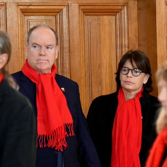 Le prince Albert II de Monaco, la princesse Stéphanie et sa fille Camille Gottlieb ont participé au déploiement des "Courtepointes" en mémoire des victimes du SIDA, au Musée Océanographique de Monaco, le 1er décembre 2022.