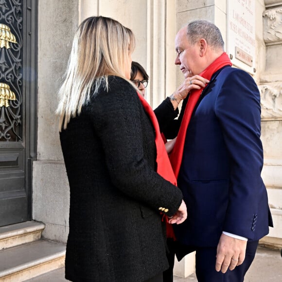 Le prince Albert II de Monaco, la princesse Stéphanie et sa fille Camille Gottlieb ont participé au déploiement des "Courtepointes" en mémoire des victimes du SIDA, au Musée Océanographique de Monaco, le 1er décembre 2022.