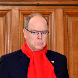 Le prince Albert II de Monaco, la princesse Stéphanie et sa fille Camille Gottlieb ont participé au déploiement des "Courtepointes" en mémoire des victimes du SIDA, au Musée Océanographique de Monaco, le 1er décembre 2022.