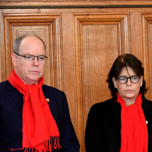 Le prince Albert II de Monaco, la princesse Stéphanie et sa fille Camille Gottlieb ont participé au déploiement des "Courtepointes" en mémoire des victimes du SIDA, au Musée Océanographique de Monaco, le 1er décembre 2022.