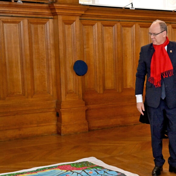 Le prince Albert II de Monaco, la princesse Stéphanie et sa fille Camille Gottlieb ont participé au déploiement des "Courtepointes" en mémoire des victimes du SIDA, au Musée Océanographique de Monaco, le 1er décembre 2022.