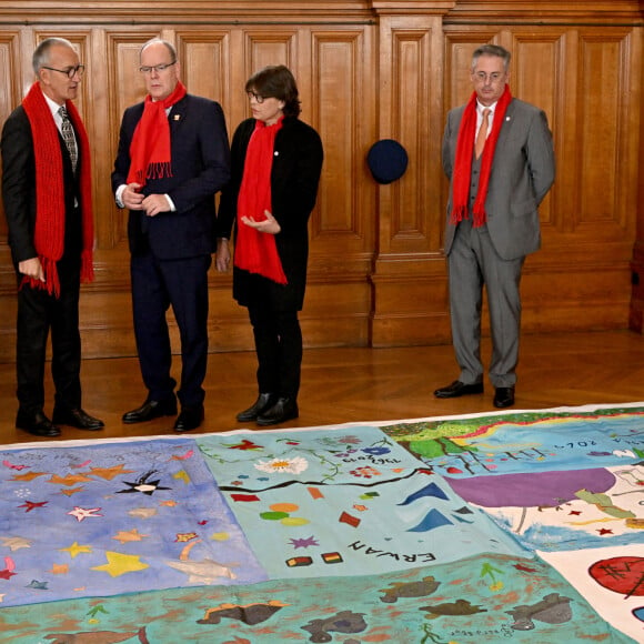 Le prince Albert II de Monaco, la princesse Stéphanie et sa fille Camille Gottlieb ont participé au déploiement des "Courtepointes" en mémoire des victimes du SIDA, au Musée Océanographique de Monaco, le 1er décembre 2022.