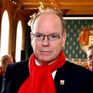 Le prince Albert II de Monaco, la princesse Stéphanie et sa fille Camille Gottlieb ont participé au déploiement des "Courtepointes" en mémoire des victimes du SIDA, au Musée Océanographique de Monaco, le 1er décembre 2022.