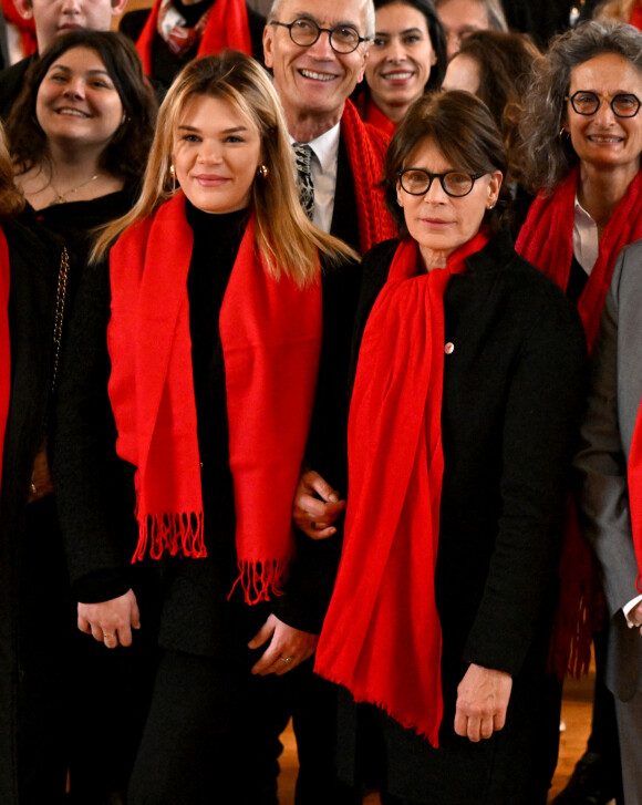 Le prince Albert II de Monaco, la princesse Stéphanie et sa fille Camille Gottlieb ont participé au déploiement des "Courtepointes" en mémoire des victimes du SIDA, au Musée Océanographique de Monaco, le 1er décembre 2022. L