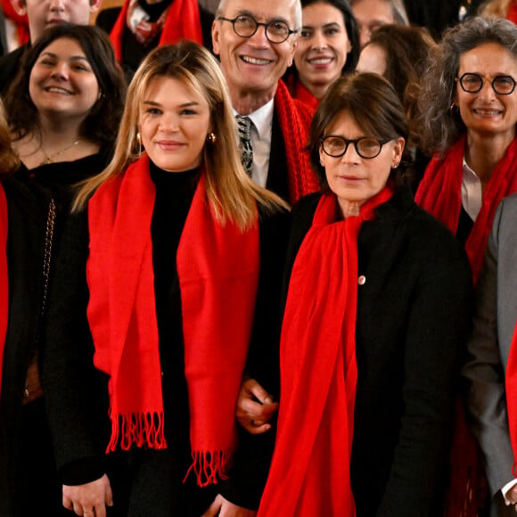 Le prince Albert II de Monaco, la princesse Stéphanie et sa fille Camille Gottlieb ont participé au déploiement des "Courtepointes" en mémoire des victimes du SIDA, au Musée Océanographique de Monaco, le 1er décembre 2022. L