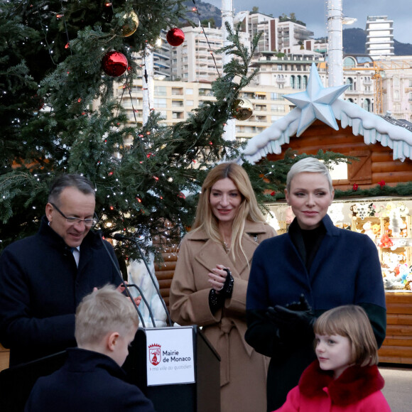 La princesse Charlene de Monaco, et ses enfants le prince Jacques et la princesse Gabriella lors de l'inauguration du marché de Noël à Monaco. Le 2 décembre 2022. © Claudia Albuquerque / Bestimage 