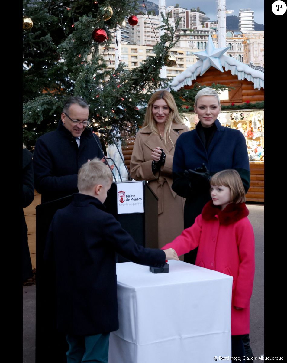 La princesse Charlene de Monaco, et ses enfants le prince Jacques et la princesse Gabriella lors de l'inauguration du marché de Noël à Monaco. Le 2 décembre 2022. © Claudia Albuquerque / Bestimage