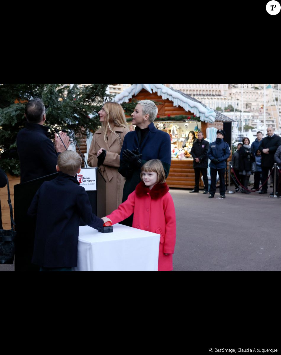 La princesse Charlene de Monaco, et ses enfants le prince Jacques et la princesse Gabriella lors de l'inauguration du marché de Noël à Monaco. Le 2 décembre 2022. © Claudia Albuquerque / Bestimage