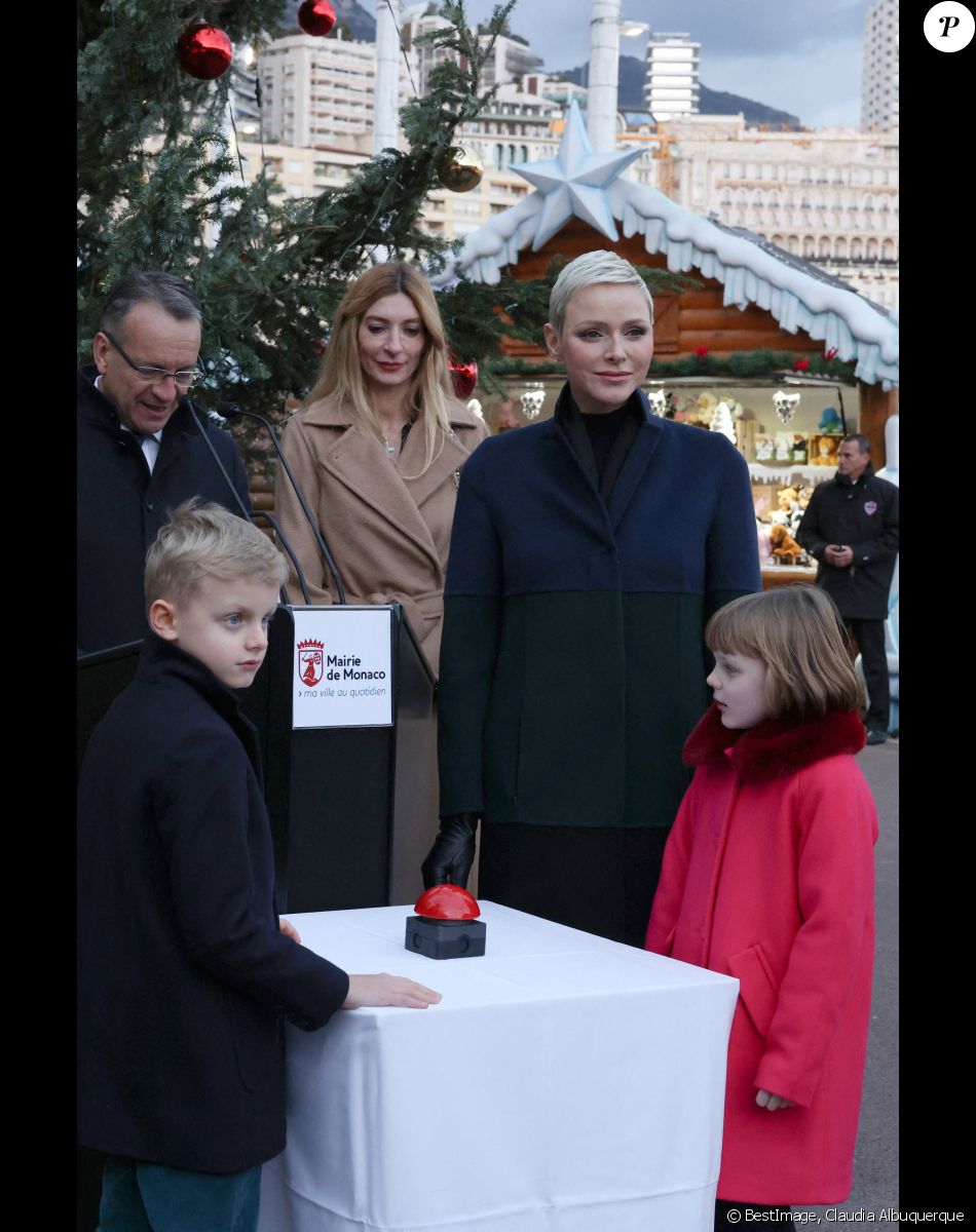 La princesse Charlene de Monaco, et ses enfants le prince Jacques et la princesse Gabriella lors de l'inauguration du marché de Noël à Monaco. Le 2 décembre 2022. © Claudia Albuquerque / Bestimage