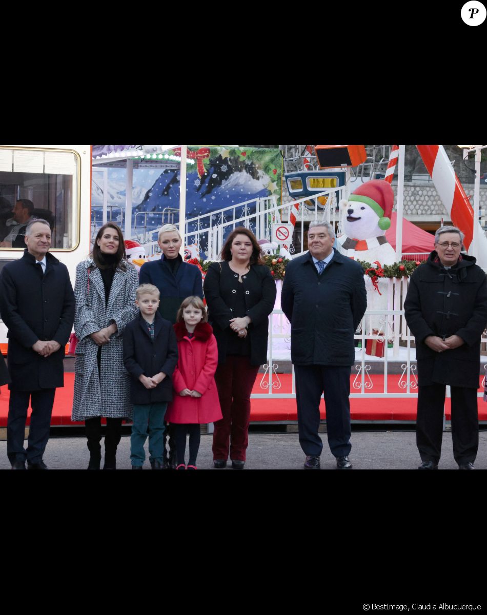 La princesse Charlène de Monaco, ses enfants, le prince Jacques et la princesse Gabriella, Charlotte Casiraghi, Mélanie de Massy et Georges Marsan lors de l'inauguration du marché de Noël à Monaco. Le 2 décembre 2022. © Claudia Albuquerque / Bestimage