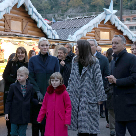 La princesse Charlène de Monaco, ses enfants, le prince Jacques et la princesse Gabriella, Charlotte Casiraghi, Mélanie de Massy et Georges Marsan lors de l'inauguration du marché de Noël à Monaco. Le 2 décembre 2022. © Claudia Albuquerque / Bestimage 