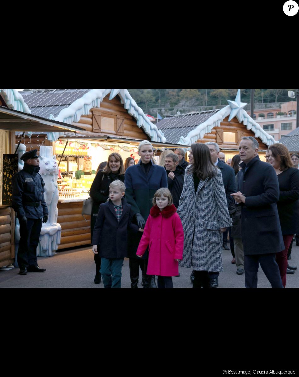 La princesse Charlène de Monaco, ses enfants, le prince Jacques et la princesse Gabriella, Charlotte Casiraghi, Mélanie de Massy et Georges Marsan lors de l'inauguration du marché de Noël à Monaco. Le 2 décembre 2022. © Claudia Albuquerque / Bestimage