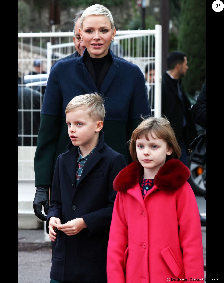 La princesse Charlene de Monaco, et ses enfants le prince Jacques et la princesse Gabriella lors de l'inauguration du marché de Noël à Monaco. Le 2 décembre 2022. © Claudia Albuquerque / Bestimage