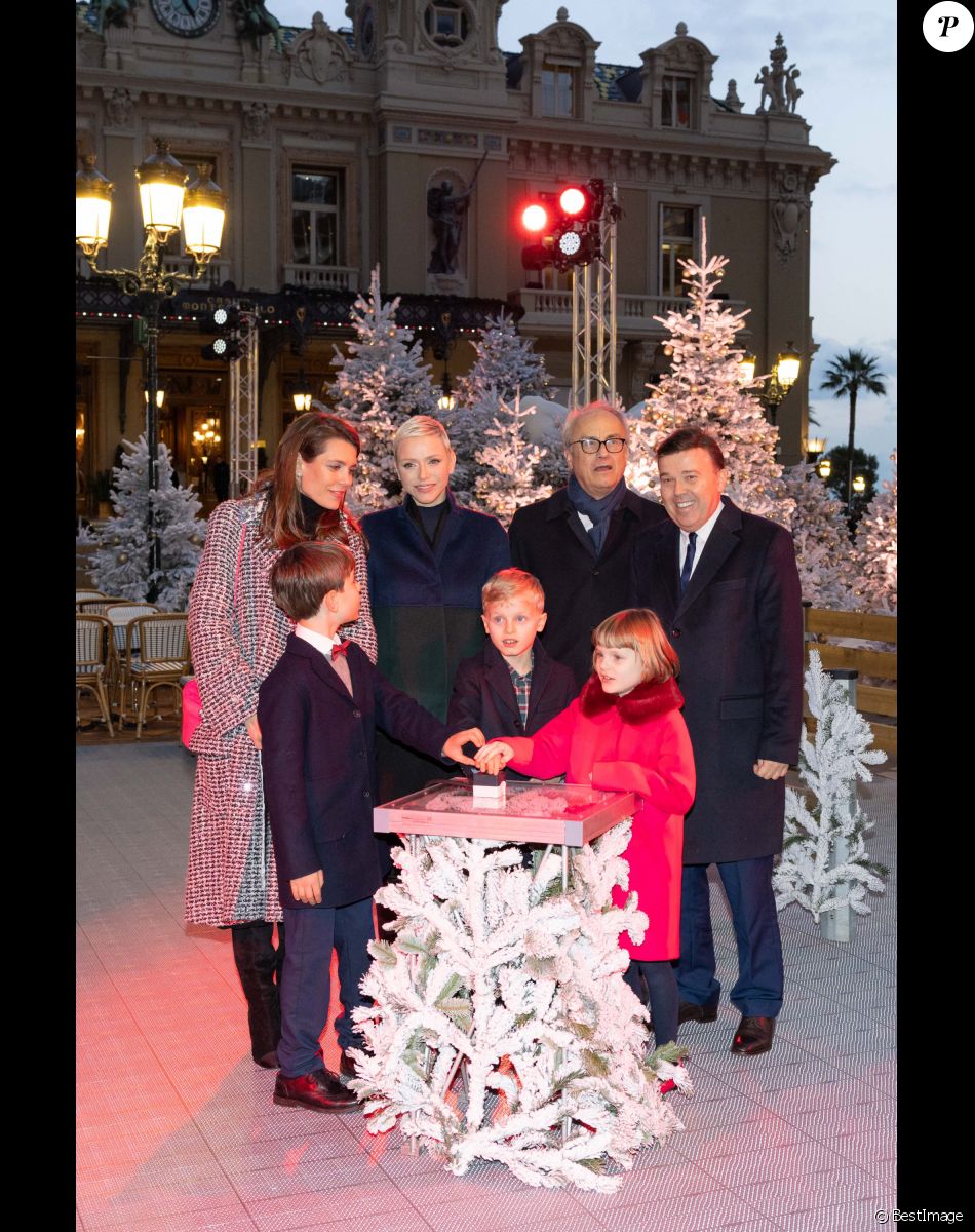 La princesse Charlene de Monaco, et ses enfants, le prince Jacques et la princesse Gabriella, Charlotte Casiraghi et son fils Raphaël, Jean-Luc Biamonti et Stéphane Valeri - Inauguration des illuminations de Noël du casino de Monte-Carlo à Monaco. Le 2 décembre 2022
