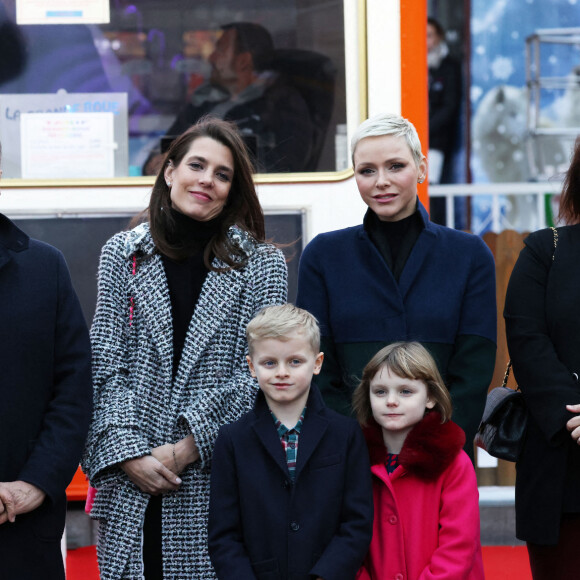 La princesse Charlène de Monaco, accompagnée des ses enfants le prince Jacques de Monaco, marquis des Baux, et la princesse Gabriella de Monaco, comtesse de Carladès, Charlotte Casiraghi, Mélanie de Massy et Georges Marsan, le maire de Monaco, lors de l'inauguration du marché de Noël à Monaco, le 2 décembre 2022. © Jean-Charles Vinaj/Pool Monaco/Bestimage 