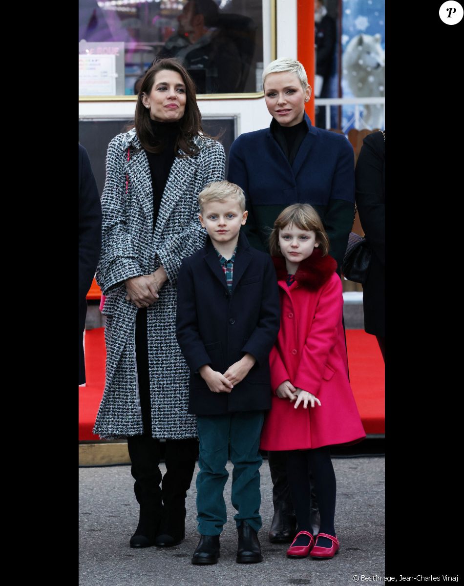 La princesse Charlène de Monaco, accompagnée des ses enfants le prince Jacques de Monaco, marquis des Baux, et la princesse Gabriella de Monaco, comtesse de Carladès, Charlotte Casiraghi, Mélanie de Massy et Georges Marsan, le maire de Monaco, lors de l'inauguration du marché de Noël à Monaco, le 2 décembre 2022. © Jean-Charles Vinaj/Pool Monaco/Bestimage