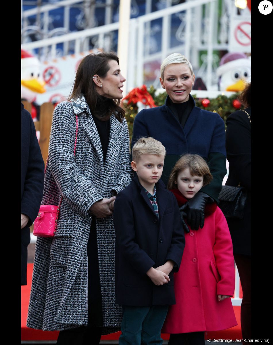 La princesse Charlène de Monaco, accompagnée des ses enfants le prince Jacques de Monaco, marquis des Baux, et la princesse Gabriella de Monaco, comtesse de Carladès, Charlotte Casiraghi, Mélanie de Massy et Georges Marsan, le maire de Monaco, lors de l'inauguration du marché de Noël à Monaco, le 2 décembre 2022. © Jean-Charles Vinaj/Pool Monaco/Bestimage