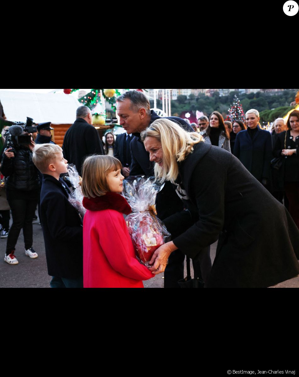 Pool Monaco - No Tabloïds - La princesse Charlène de Monaco, accompagnée des ses enfants le prince Jacques de Monaco, marquis des Baux, et la princesse Gabriella de Monaco, comtesse de Carladès, Charlotte Casiraghi, Mélanie de Massy et Georges Marsan, le maire de Monaco, lors de l'inauguration du marché de Noël à Monaco, le 2 décembre 2022. © Jean-Charles Vinaj/Pool Monaco/Bestimage