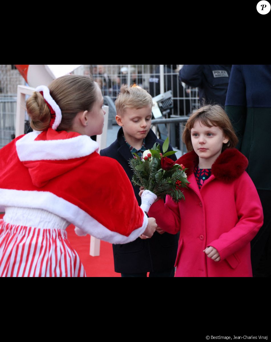La princesse Charlène de Monaco, accompagnée des ses enfants le prince Jacques de Monaco, marquis des Baux, et la princesse Gabriella de Monaco, comtesse de Carladès, Charlotte Casiraghi, Mélanie de Massy et Georges Marsan, le maire de Monaco, lors de l'inauguration du marché de Noël à Monaco, le 2 décembre 2022. © Jean-Charles Vinaj/Pool Monaco/Bestimage