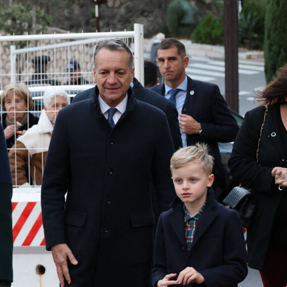 La princesse Charlène de Monaco, accompagnée des ses enfants le prince Jacques de Monaco, marquis des Baux, et la princesse Gabriella de Monaco, comtesse de Carladès, Charlotte Casiraghi, Mélanie de Massy et Georges Marsan, le maire de Monaco, lors de l'inauguration du marché de Noël à Monaco, le 2 décembre 2022. © Jean-Charles Vinaj/Pool Monaco/Bestimage 