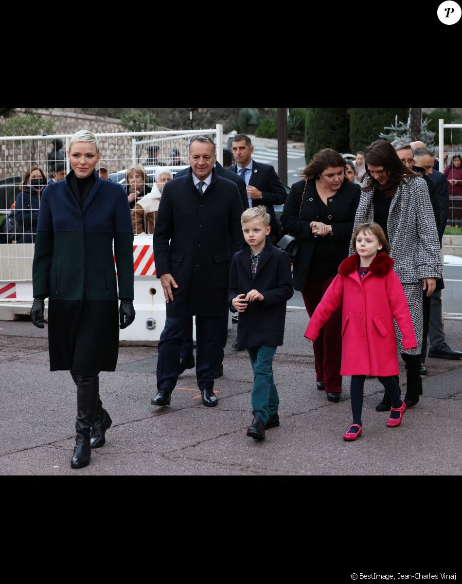 La princesse Charlène de Monaco, accompagnée des ses enfants le prince Jacques de Monaco, marquis des Baux, et la princesse Gabriella de Monaco, comtesse de Carladès, Charlotte Casiraghi, Mélanie de Massy et Georges Marsan, le maire de Monaco, lors de l'inauguration du marché de Noël à Monaco, le 2 décembre 2022. © Jean-Charles Vinaj/Pool Monaco/Bestimage