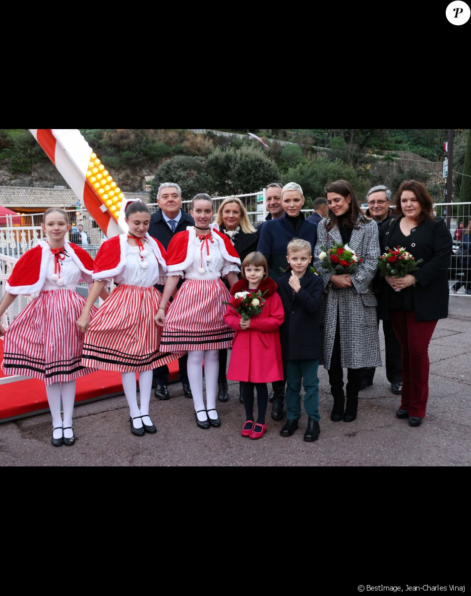 La princesse Charlène de Monaco, accompagnée des ses enfants le prince Jacques de Monaco, marquis des Baux, et la princesse Gabriella de Monaco, comtesse de Carladès, Charlotte Casiraghi, Mélanie de Massy et Georges Marsan, le maire de Monaco, lors de l'inauguration du marché de Noël à Monaco, le 2 décembre 2022. © Jean-Charles Vinaj/Pool Monaco/Bestimage